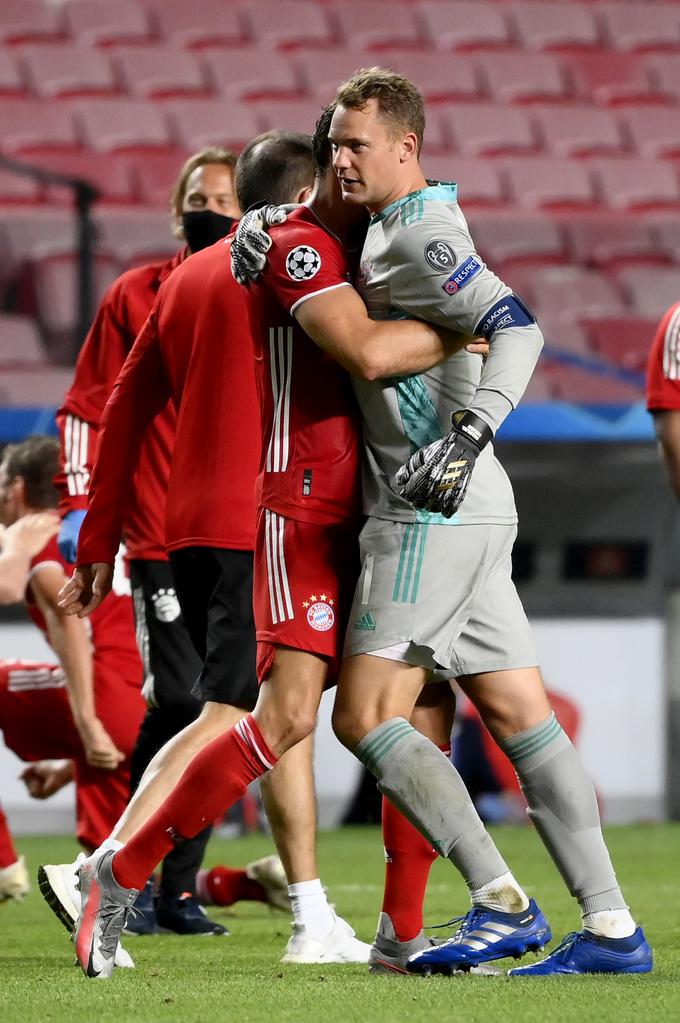 Manuel Neuer v objemu z najboljšim strelcem sezone Robertom Lewandowskim, ki je pri 32 letih prvič osvojil ligo prvakov. | Foto: Getty Images