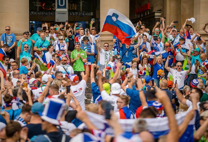 Slovenci v središču mesta. | Foto: Guliverimage