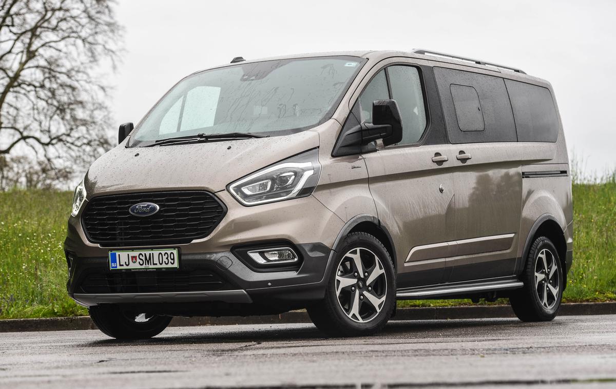 Ford tourneo custom active | Plastična ščitna plošča in polepšana 17-palčna platišča spadajo k opremi active, Dnevne luči LED in meglenke so serijske že od prej, doplačilo 510 evrov je potrebno za avtomatska ksenonska žarometa. | Foto Gašper Pirman