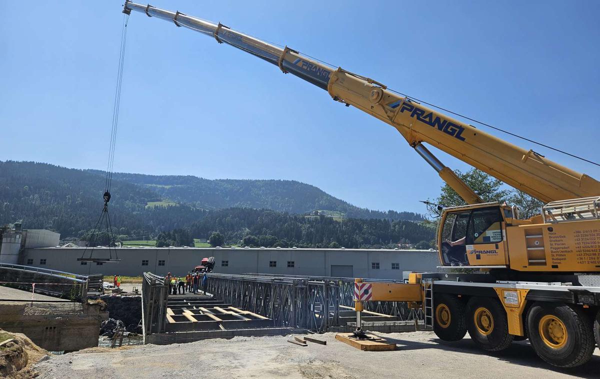 Dravograd, montažni most | "Do konca septembra naj bi bilo postavljenih še šest mostov v okviru mednarodne pomoči, ki prihaja iz Hrvaške, Češke, Švedske in Poljske," je dejal Behin. Vsi mostovi bodo postavljeni v Savinjski dolini in na Koroškem. | Foto STA