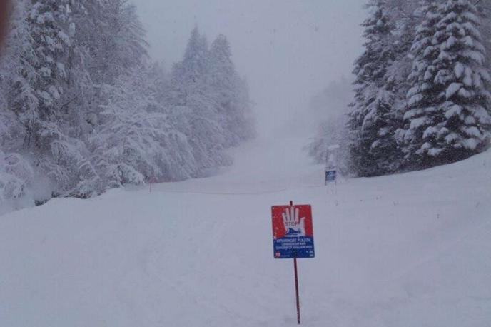 Snežni plaz | Zaradi snežnih plazov je v dolini Aoste na severozahodu države odrezanih več tisoč ljudi. | Foto STA