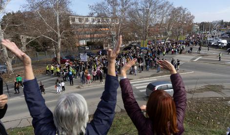 V Beogradu voznik zapeljal med protestnike in poškodoval dve ženski