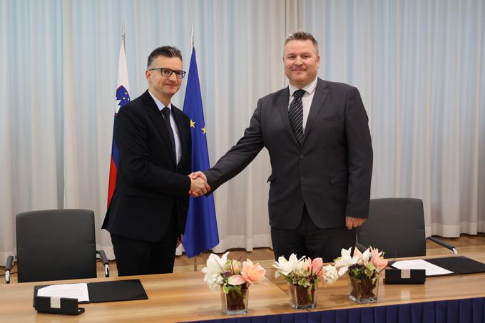 Minister in direktor združenja TECES Matej Gajzer sta podpisala pismo o nameri glede sodelovanja pri projektu zasnove energetsko učinkovitih razmestljivih in neodvisnih vojaških taborov. | Foto: Mors