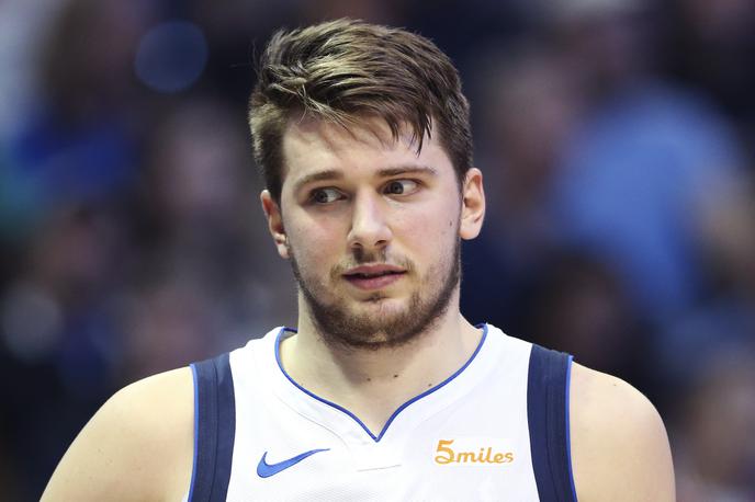 Luka Dončić | Luka Dončić se je proti Golden Statu izkazal s 26 točkami, a jih je na njegovo žalost Stephen Curry dosegel še 22 več! | Foto Reuters