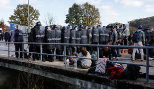 Hrvaška policija s solzivcem odgovorila na napad migrantov #foto #video