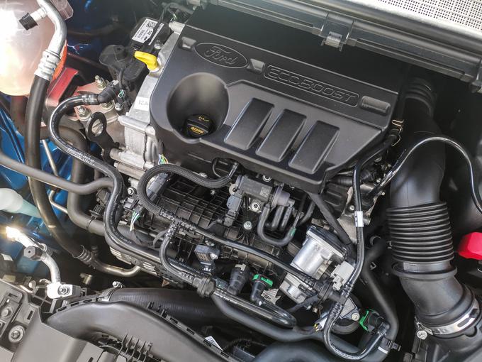 Oba motorja sta blaga hibrida, ki s pomočjo električnega zaganjalnika oziroma generatorja pomagata motorju k večji moči in boljši varčnosti. | Foto: Gašper Pirman