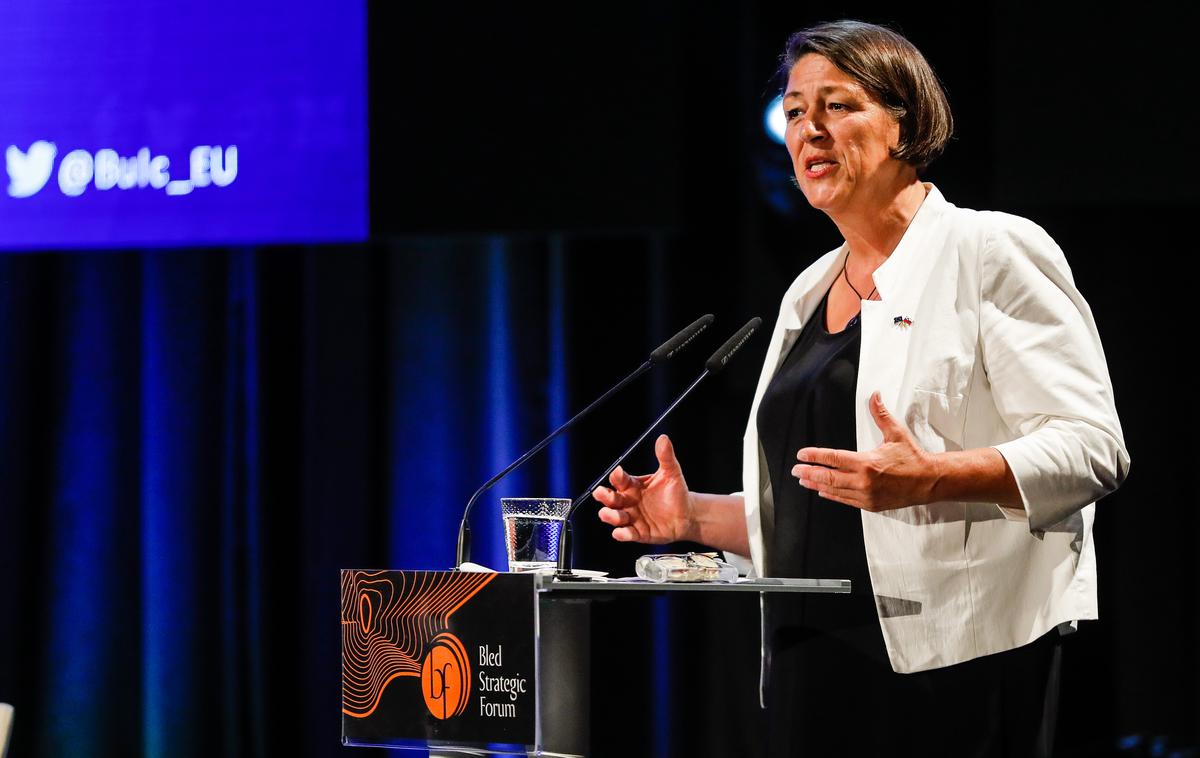 Violeta Bulc | Evropska komisarka Violeta Bulc bi Junckerju lahko predlagala, da komisija obravnava neuradno pravno mnenje v prid Slovenije. | Foto STA