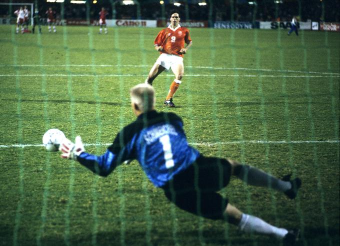 Peter Schmeichel je za finale Eura 1992 ubranil 11-metrovko Marcu van Bastnu. | Foto: Guliverimage