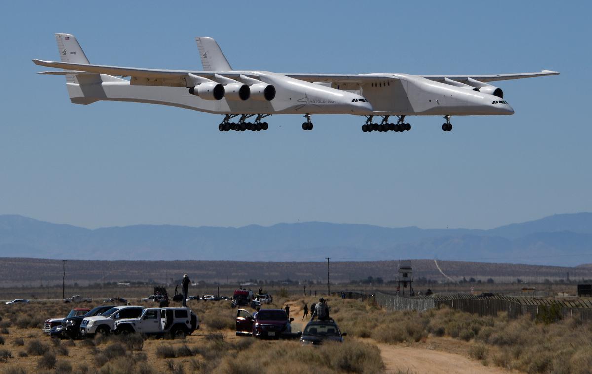 Letalo Stratolaunch Roc | Letalo lahko doseže največjo hitrost 853 kilometrov na uro (530 mph) in ima poleg svoje rekordne širine tudi zelo zavidljivo višino, od tal do najvišje točke je visok več kot 15 metrov. | Foto Reuters