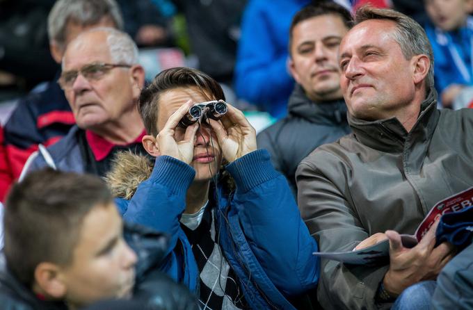 Nekateri gledalci so se v Stožice odpravili z daljnogledom ... | Foto: Vid Ponikvar