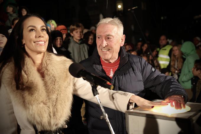 Tina Gaber je lučke v Ljubljani prižgala skupaj s podžupanom Alešem Čerinom. | Foto: Ana Kovač