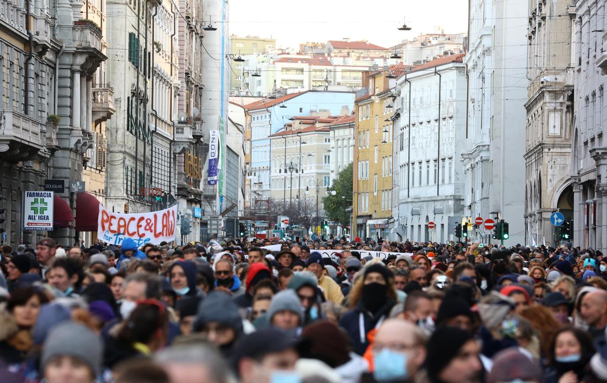 protest Trst proti covidnemu potrdilu 06112021 |  Oblasti so zaman pozivale zbrane, naj nosijo zaščitne maske in ohranjajo medsebojno razdaljo. | Foto Reuters