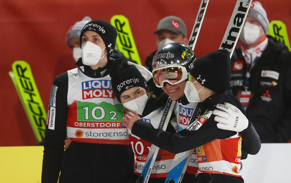 Anže Lanišek Bor Pavlovčič Nika Križnar Ema Klinec | Slovenske skakalke in skakalci so v Oberstdorfu osvojili štiri medalje. | Foto Reuters