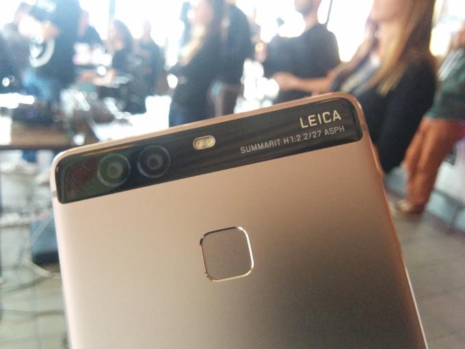 Huawei P9 ima na hrbtni strani kar dve kameri, ki skupaj ustvarita eno foografijo. | Foto: Andrej J. Pirnat