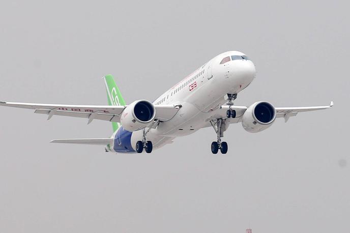 Comac C919 | C919 so razvijali 14 let in opravili prvi polet leta 2017. Po težavah naj bi v teh dneh le pridobili certifikat, s katerim bo letalo lahko prešlo v komercialno uporabo. | Foto Guliverimage