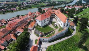 Na vrhuncu turistične sezone zapirajo pot do znamenitega gradu #video