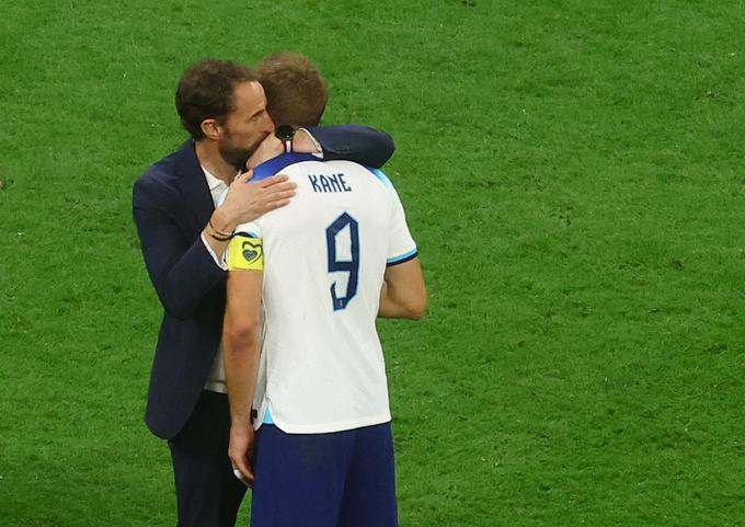 Gareth Southgate je po koncu tolažil osmoljenca Harryja Kana. | Foto: Reuters