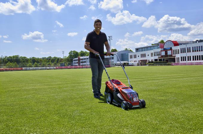 Za vse oboževalce, ki želijo svojo zelenico pokositi na prvenstven način, Einhell Germany AG ponuja akumulatorsko kosilnico v svoji posebni izdaji FC Bayern. | Foto: Einhell Germany AG