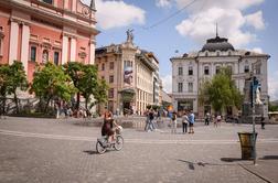 V središču Ljubljane neznanci hudo pretepli moškega