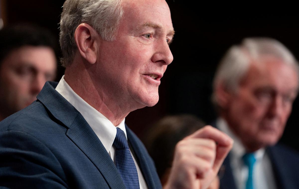 Chris Van Hollen | Demokratski senator Chris Van Hollen je na omrežju X potezo označil za politični vandalizem, ki povzroča veliko škodo ljudem in programom po vseh ZDA. | Foto Reuters