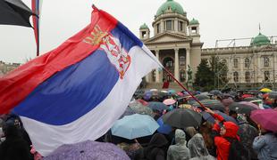 Na sobotnem protestnem shodu v Beogradu več deset tisoč ljudi