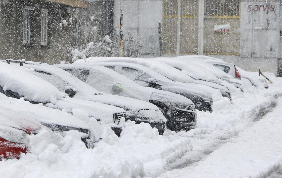 sneg, BiH | V banjaluškem podjetju Elektrokrajina, ki oskrbuje severne dele Republike Srbske, so potrdili, da na njihovem ozemlju zaradi snega in podrtega drevja ne delujejo trije visokonapetostni in 50 srednjenapetostnih daljnovodov, zato so številna gospodinjstva ostala brez električne energije. | Foto Guliverimage