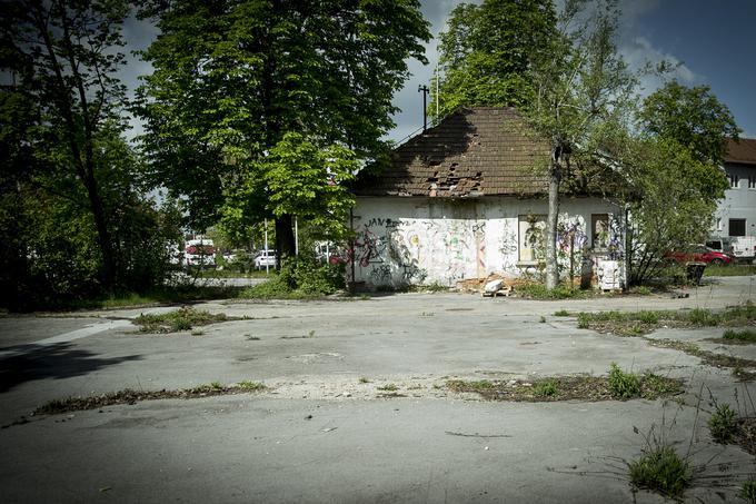 Tovarna Saturnus v Mostah, za katero je danes ostal propadajoč prostor, a veliko zgodovinskega spomina, je bila kraj delavskega in političnega organiziranja. Znotraj tovarne ter v družinskih in prijateljskih krogih delavcev se je oblikovalo pomembno omrežje revolucionarjev. | Foto: Ana Kovač