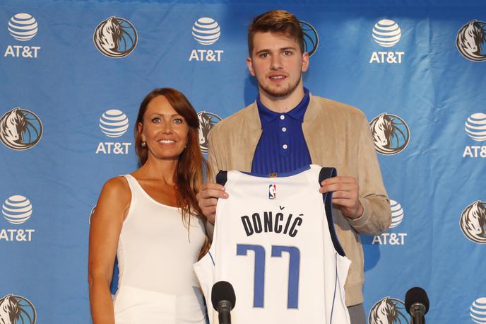 Luka Dončić | Mirjam Poterbin, mama Luke Dončića, je vložila kazensko ovadbo zoper neznanega storilca, ki je ponaredil njen in sinov podpis na pogodbi o zastopanju interesov 19-letnega košarkarskega dragulja. | Foto Getty Images