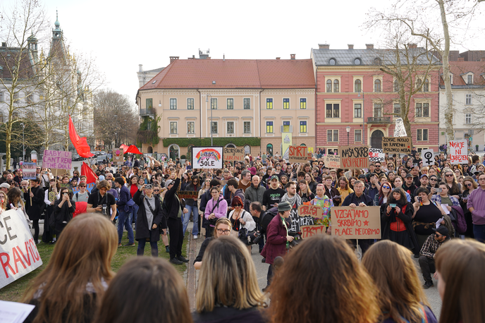 protest, Študentsko društvo Iskra | Na protestu so zahtevali višje plače in izboljšanje delovnih pogojev za delavstvo v feminiziranih poklicih, trajen sistemski vir financiranja za domove za starejše, okrepitev sistema javnih vrtcev, znižanje plačila in povečanje njihove dostopnosti ter podružbljanje in samoupravljanje sistema javnih storitev. | Foto Erik Koletnik