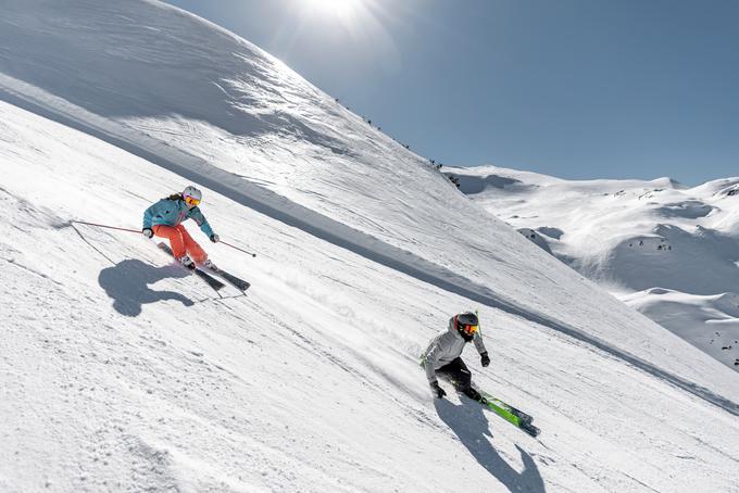 Družina Baruca spada med tiste smučarske družine, ki si pozimi ne predstavljajo prostega časa drugače kot na smučišču. | Foto: Elan Media