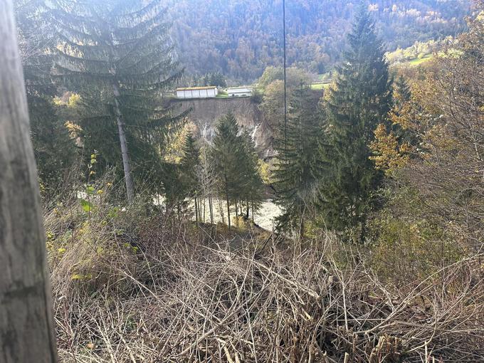 V nobenem od obeh objektov ni osebja, zaprli so tudi dostop do njiju, pristojne službe pa bodo dale oceno glede nadaljnjega ukrepanja pri sanaciji plazu. | Foto: Gasilci Bohinjska Bela