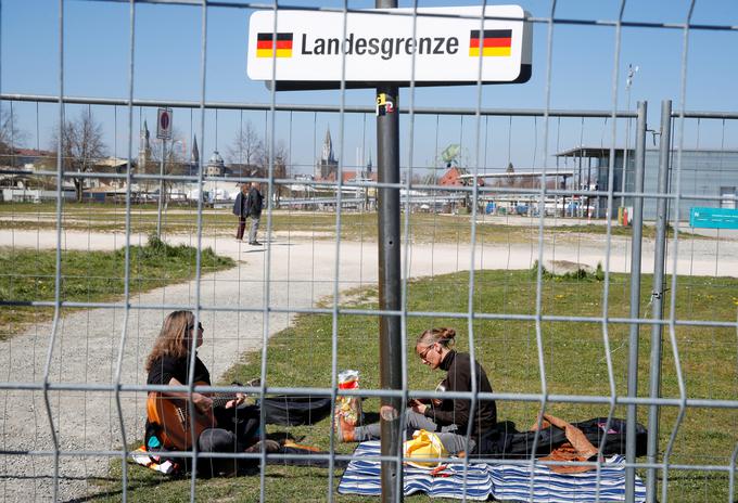 Kar je bilo še pred tedni samoumevno, ni več. Mejo lahko prestopijo le tisti s posebno dovolilnico, na primer takšno, s katero dokazujejo, da se odpravljajo na delo. | Foto: Reuters