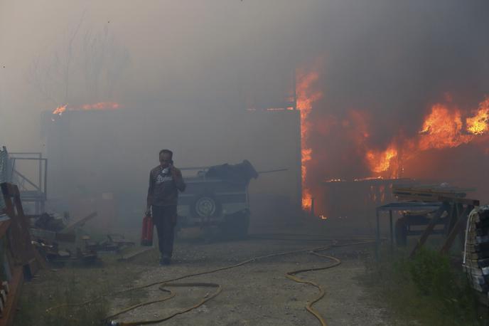 Portugalska | Na Portugalskem je zagorelo na več krajih. Na fotografiji vidimo, kako je požar uničil skladišče za obdelavo kovin v kraju Sever do Vouga na severu Portugalske.  | Foto Guliverimage