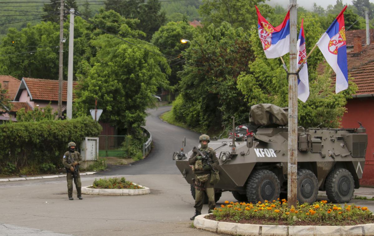 Kfor na Kosovu | Kosovo je eno največjih kriznih žarišč v Evropi. Zaradi popolnoma nasprotnih stališče glede Kosova se lahko napetosti med Srbijo in Kosovom oziroma med kosovskimi Albanci in Srbi sprevržejo v konflikt širših razsežnosti. Na fotografiji: avstrijski pripadniki Kforja junija lani v kraju Zvečane na severu Kosova, kjer večinoma živijo Srbi. | Foto Guliverimage