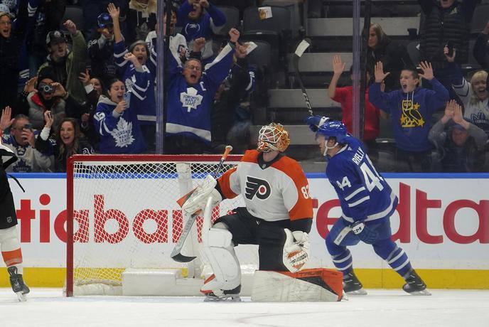 Toronto še točko za Washingtonom, junak zmag Rielly