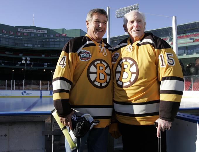 Legenda Bostona Milt Schmidt (desno), ki je uvodno leto Washington Capitals opravljal vlogo športnega direktorja in trenerja, je menil, da bo Joly naslednji Bobby Orr (levo) ... a se je motil. Schmidt je trenersko taktirko prijel, potem ko se je Jim Anderson poslovil zaradi težav z zdravjem, ki ga je načel stres. | Foto: Reuters