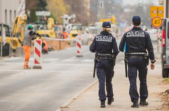 Mlada velenjska policista pomagala občanu, ujetemu pod podrtim objektom