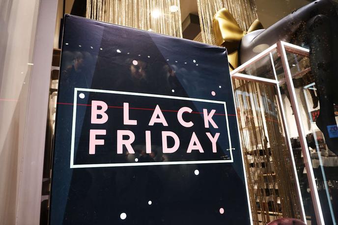 Črni petek, black friday | 29. novembra je na vrsti črni petek, največji nakupovalni praznik v koledarskem letu. Gre za ameriško tradicijo velikih popustov, ki so jo trgovci v novem tisočletju prinesli tudi v Evropo in druge dele sveta. Črnemu petku v zadnjih letih sledi še kiber ponedeljek, ki ga zaznamujejo znižane cene računalniške opreme in storitev. V tem času želi veliko ljudi predvsem prehiteti praznično nakupovalno sezono in predčasno kupiti darila za svoje najbližje. | Foto Shutterstock