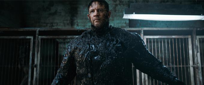 Tom Hardy kot Eddie Brock, ko ga prevzema Venom. | Foto: Con Film