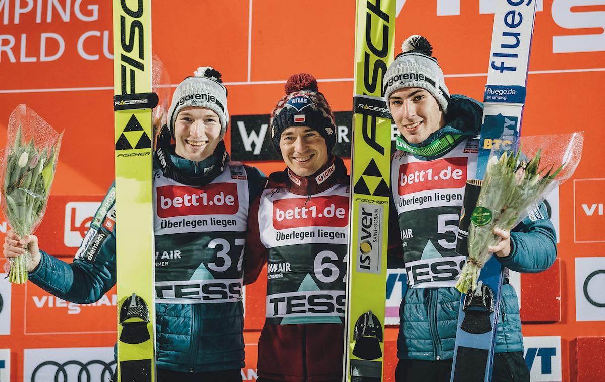 Žiga Jelar, Kamil Stoch in Timi Zajc - Lillehammer | Imeniten pogled na oder za zmagovalce, ob poljskem zvezdniku Kamilu Stochu, zmagovalcu tekme v Lillehammerju še Žiga Jelar in Timi Zajc. | Foto Sportida