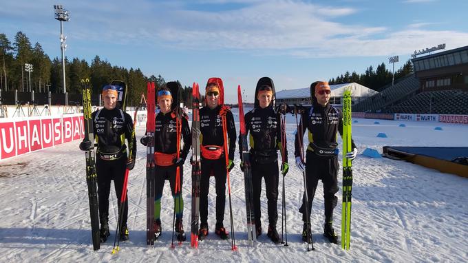 Slovenski tekmovalci tečejo tudi na smučeh različnih proizvajalcev. | Foto: Simon Kavčič