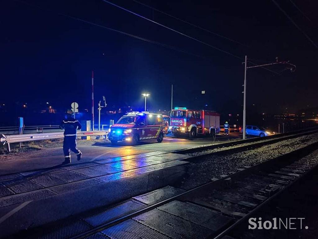 Trčila osebno vozilo in potniški vlak