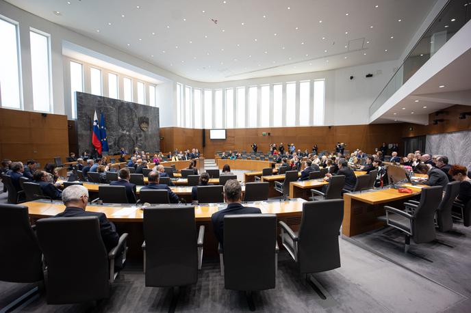 Državni zbor | Še do pred kratkim je veljalo, da bodo zagovorniki JEK2 na referendumu odnesli gladko zmago. Po oddaji Tarča na TV Slovenija, kjer so s posnetki neformalnega sestanka v državnem zboru razkrili izigravanje referendumske zakonodaje, se je tveganje za padec referenduma bistveno povečalo. | Foto STA