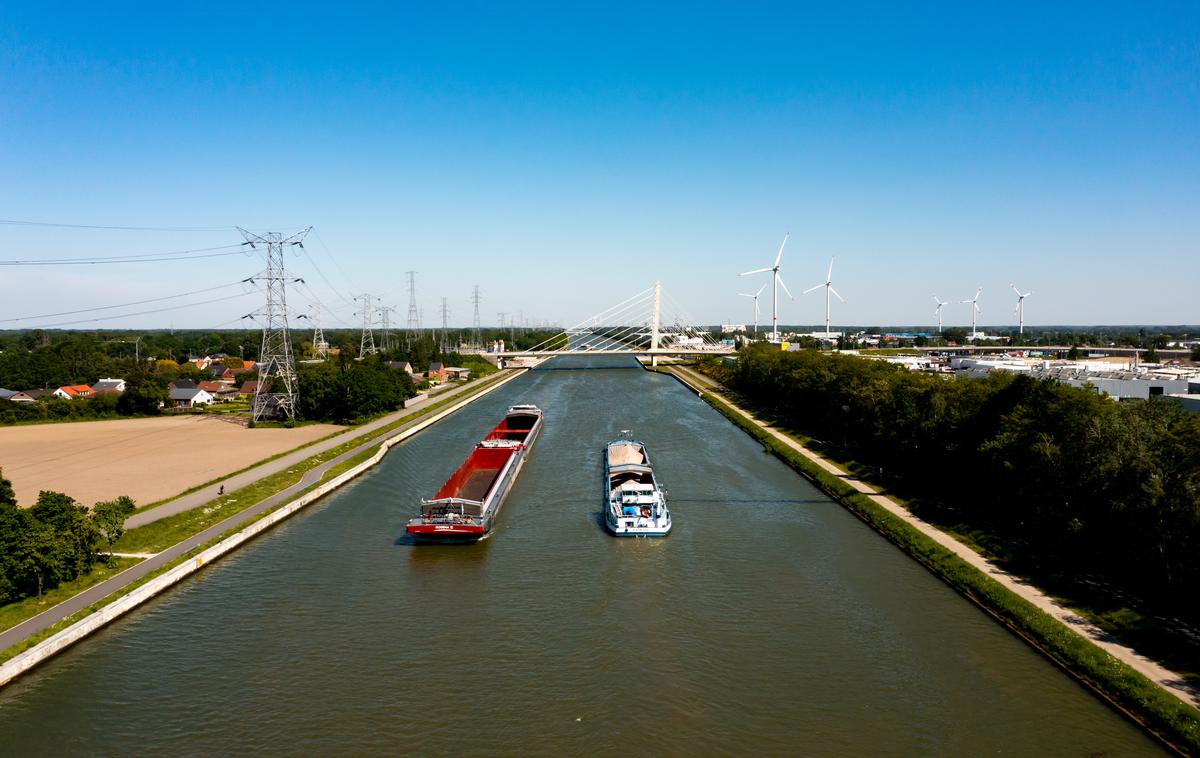 Albert Canal | Po velikem in širokem Albertovem kanalu, ki povezuje Liege in pristaniško mesto Antwerp na severu države, plujejo tudi večje rečne ladje. | Foto Shutterstock