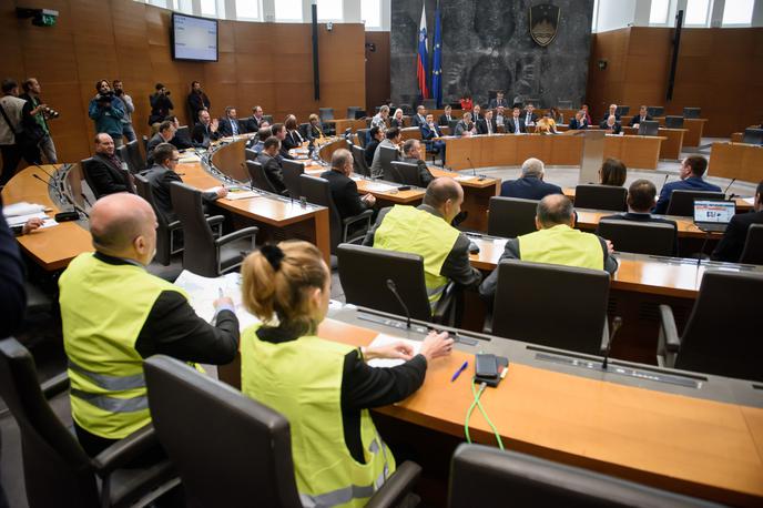 SNS v rumenih jopičih | Poslanci SNS so na sejo državnega zbora prišli oblečeni v rumene jopiče. | Foto STA