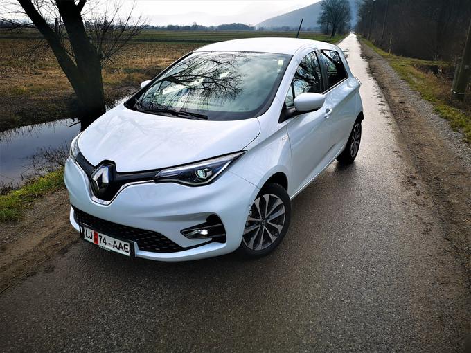 Prva med pomembnejšimi novostmi električnih vozil je bil že decembra lani močno prenovljeni renault zoe. | Foto: Gregor Pavšič