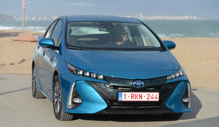 Toyota prius plug-in hybrid: z električnim kablom do realnih treh litrov porabe