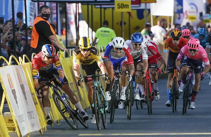 Grozljiva nesreča v cilju uvodne etape Dirke po Poljski je spodbudila razmišljanje o spremembi zaščitnih ograj in njihovi postavitvi. | Foto: Guliverimage/Getty Images