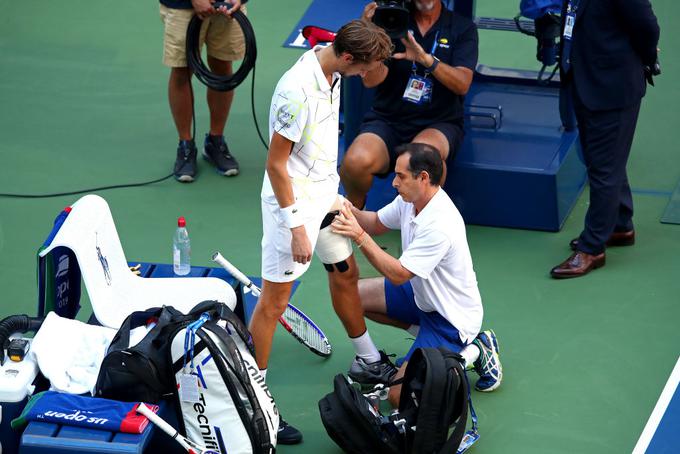 Daniil Medvedev je že zelo kmalu zahteval zdravniško pomoč. Bolje je zaigral, ko so začele učinkovati protibolečinske tablete. | Foto: Guliverimage/Getty Images