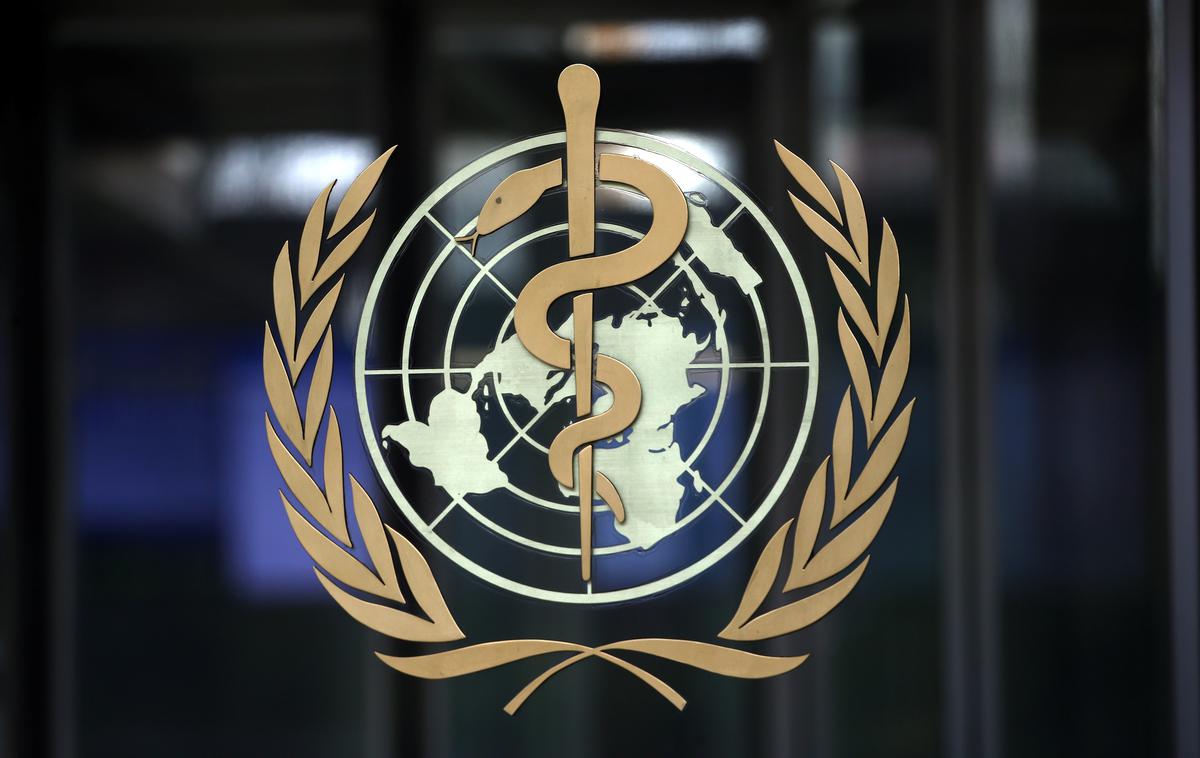 World health organization WHO logo stavba | Kljub strogi zapori javnega življenja v Šanghaju, kjer so ukrepi povzročili ogorčenje in redko videne proteste v državi, oblasti vztrajajo pri politiki ničelne tolerance do covid-19. | Foto Reuters